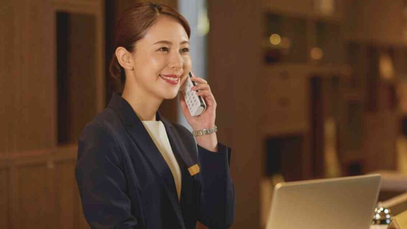 Oportunidades de empleo como recepcionista: atención al cliente y crecimiento profesional